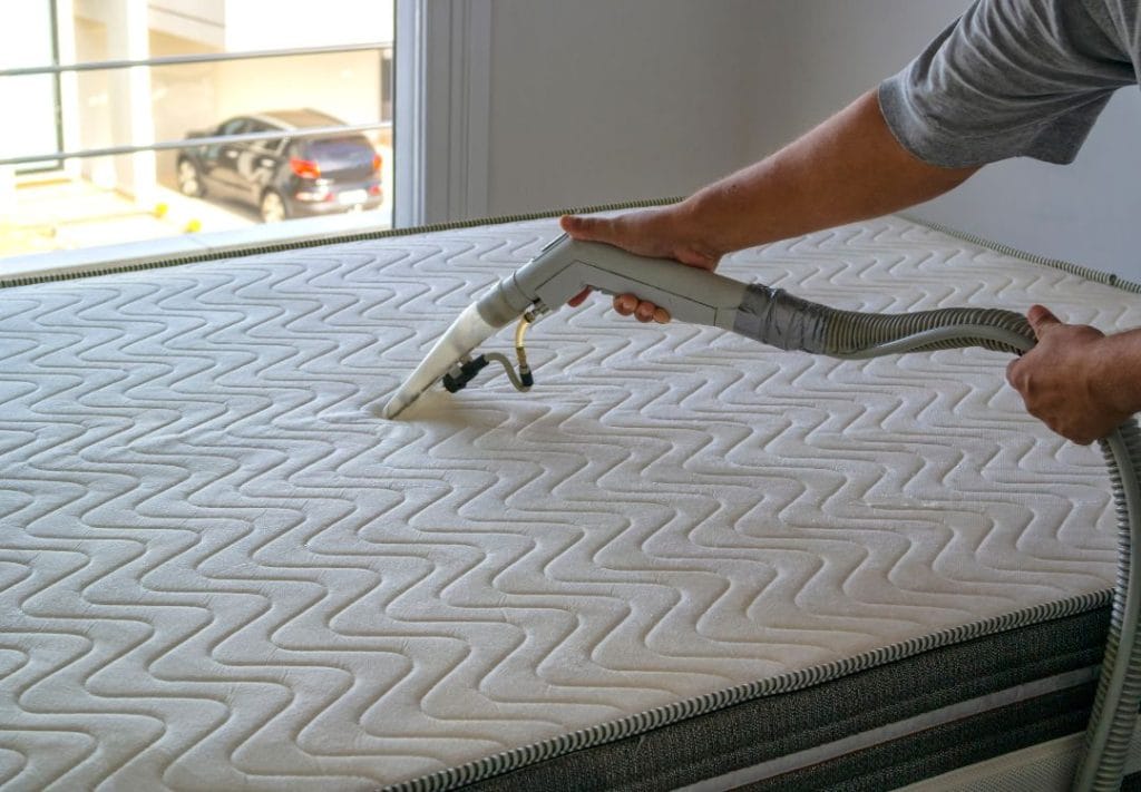 Technicien effectuant un nettoyage de matelas à la vapeur